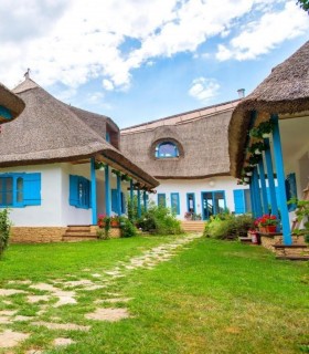 Vacanta de 3 zile in casute de chirpici si pescuit in Delta cu barca