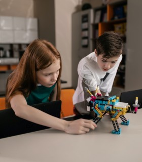 Construieste, programeaza si joaca-te cu robotii - Robotica Lego Boost