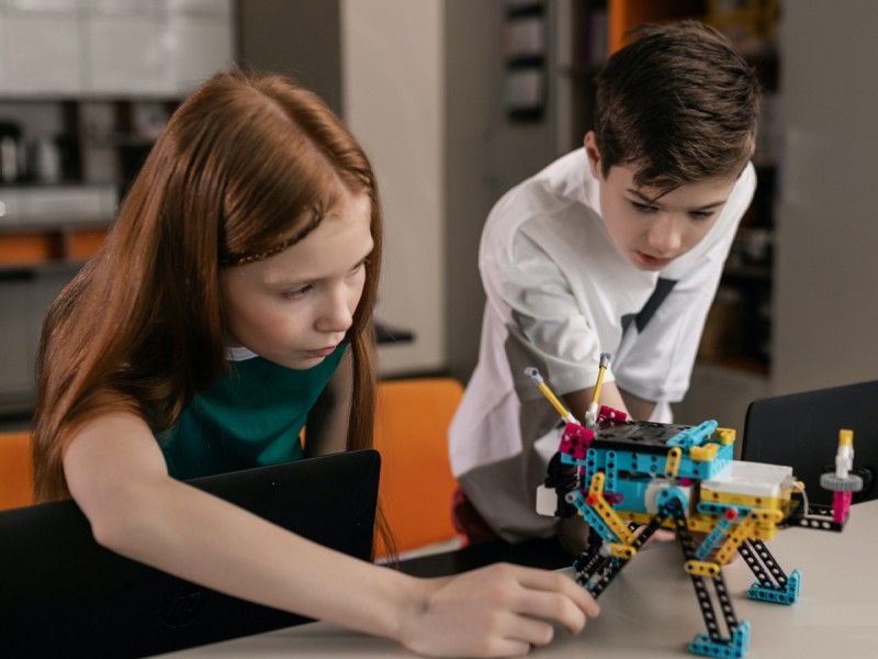 Build, program and play with robots - Lego Boost Robotics