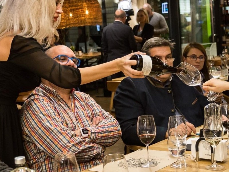 Invata de la experti arta degustarii vinului
