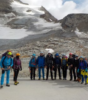 Discover the Retezat Mountains on a 4-day hike with friends