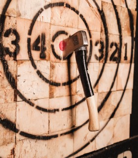 Experienta pentru team-building si tabere: Aruncare la tinta cu toporul