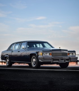 Plimbare prin statiunea Mamaia intr-un Cadillac de epoca decapotabil