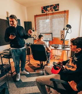 A day in the studio - See the whole creative process through the eyes of an artist