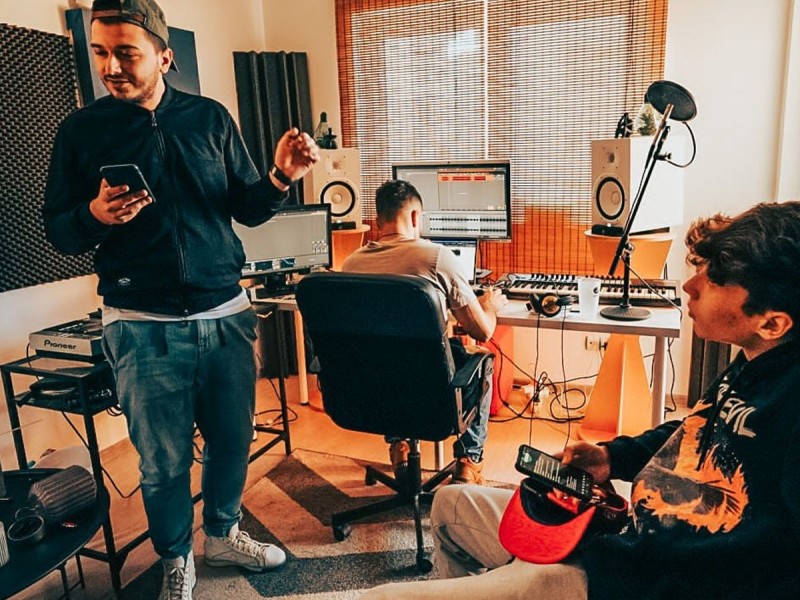 O zi in studio - Vezi tot procesul de creatie prin ochii unui artist