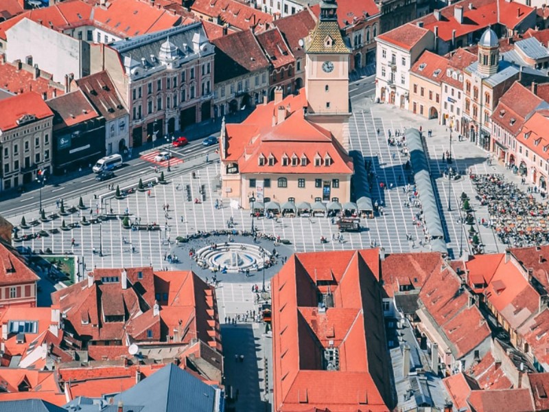 Defend medieval Brasov from enemy assault in a treasure hunt game