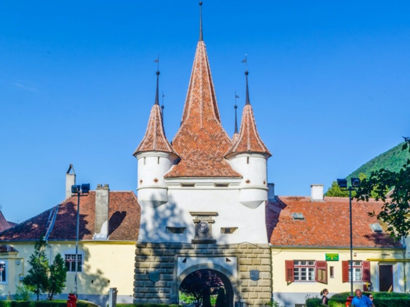 Defend medieval Brasov from enemy assault in a treasure hunt game