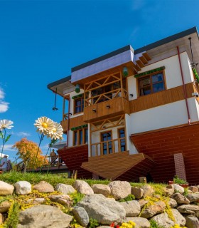 Activitati pentru adulti si copii la Casa Intoarsa, din Brambura Park