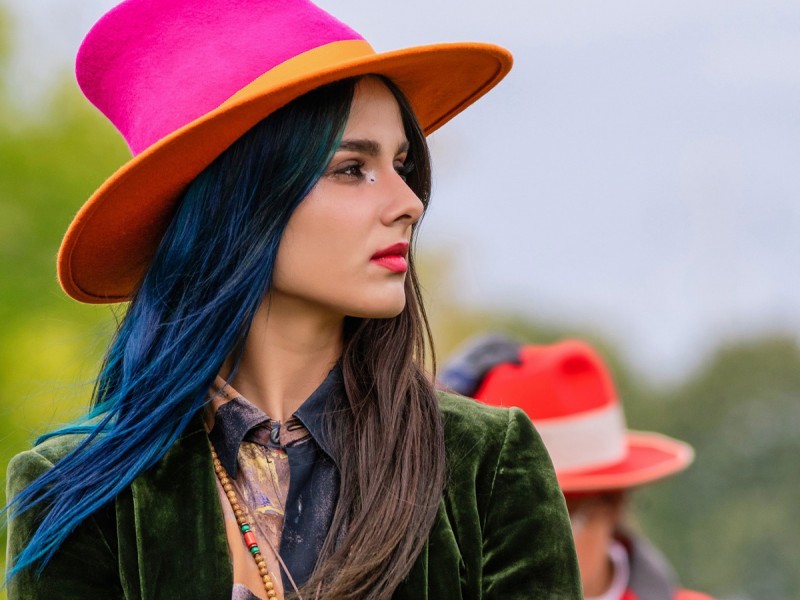 Spune-ti povestea printr-o palarie personalizata de tine si un designer