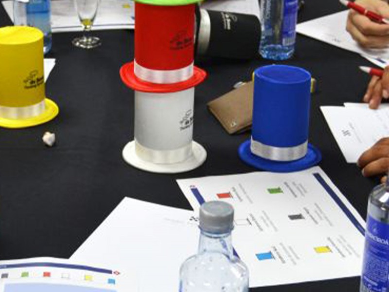 Atelier de personalizat palarii, cu un designer - un teambuilding altfel
