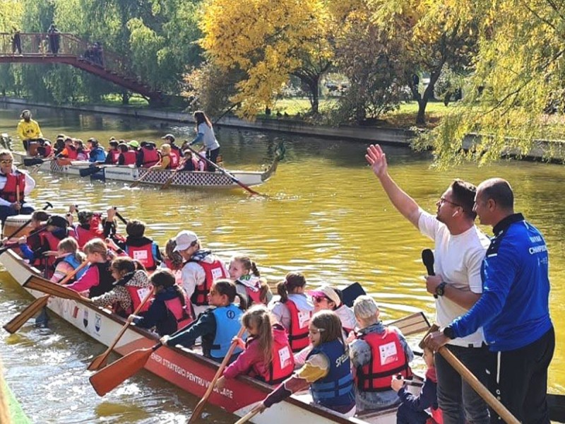 Extracurricular activity - kayaking or dragon boat - on the lakes in Bucharest