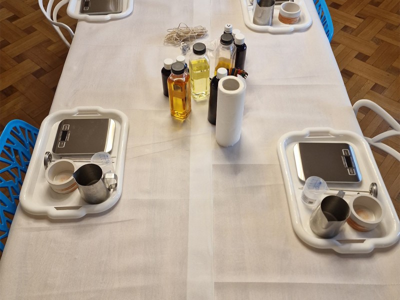 Atelier de turnat lumanari parfumate din ceara de soia, in Bucuresti