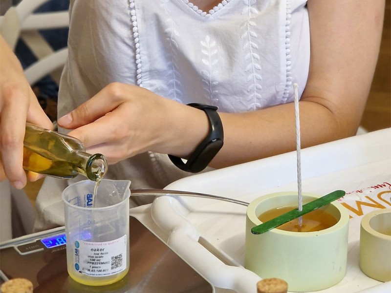 Atelier de turnat lumanari parfumate din ceara de soia, in Bucuresti