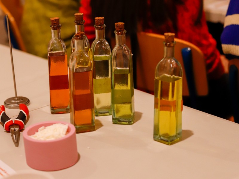Atelier de turnat lumanari parfumate din ceara de soia, in Bucuresti