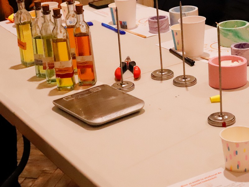 Atelier de turnat lumanari parfumate din ceara de soia, in Bucuresti