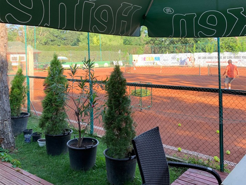 Lectie de tenis pentru tine si prietenii tai, la o academie din Bucuresti