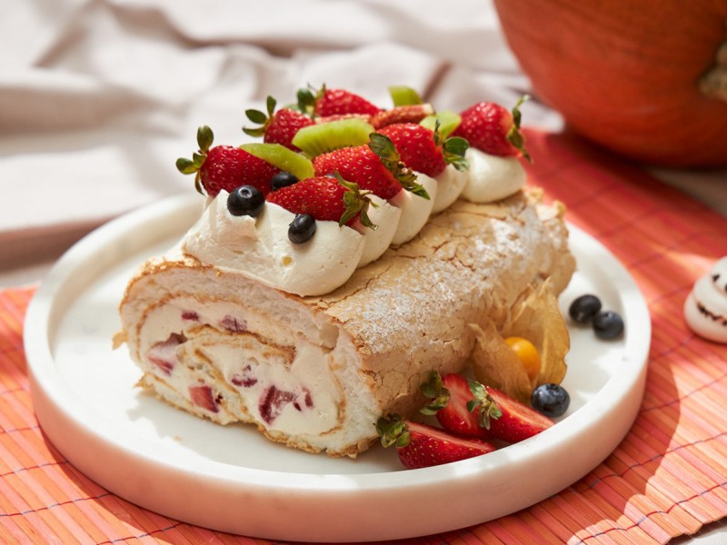 Offer a delicious gift - Crunchy Marshmallow Cake or Vanilla Pavlova Roll Cake