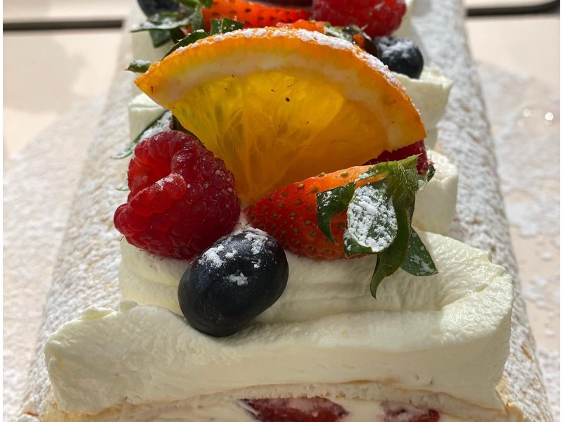 Ofera un cadou delicios - Tort de bezea crocanta sau Tort Pavlova Roll Vanilie
