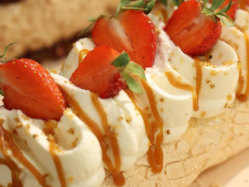 Offer a delicious gift - Crunchy Marshmallow Cake or Vanilla Pavlova Roll Cake