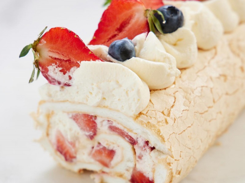 Ofera un cadou delicios - Tort de bezea crocanta sau Tort Pavlova Roll Vanilie