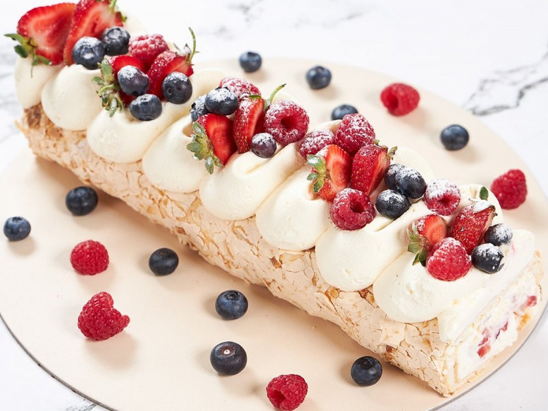 Offer a delicious gift - Crunchy Marshmallow Cake or Vanilla Pavlova Roll Cake