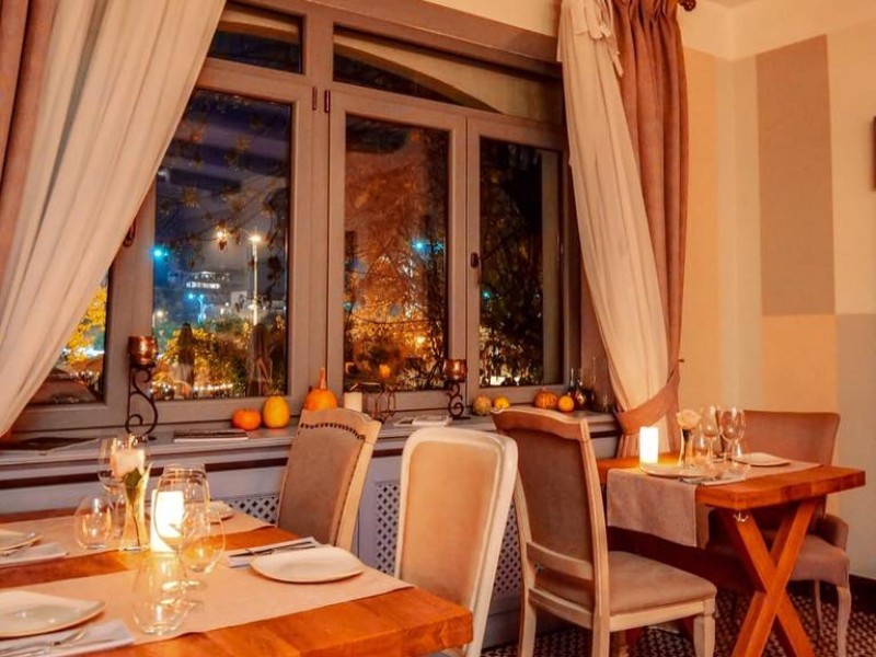 Cină romantică gourmet într-un restaurant de excepție