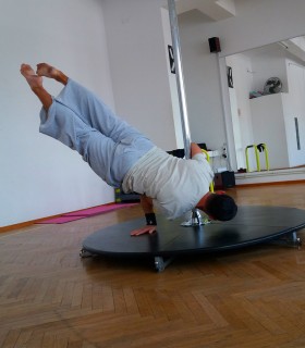 Pole Dance in Bucuresti - acrobatie, stretching si mobilitate