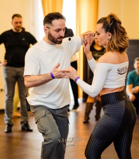 Misca-te in ritmuri latino - abonament la Salsa, Bachata sau Kizomba, in Cluj