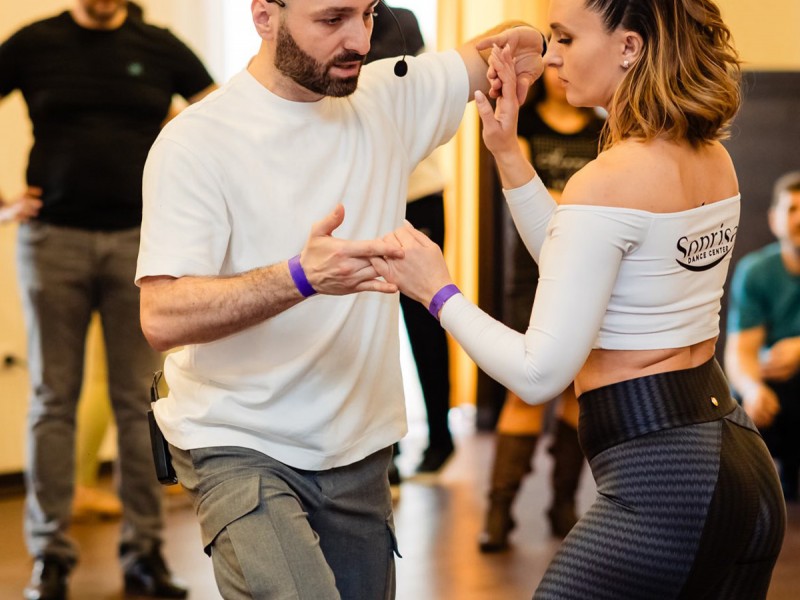Misca-te in ritmuri latino - abonament la Salsa, Bachata sau Kizomba, in Cluj