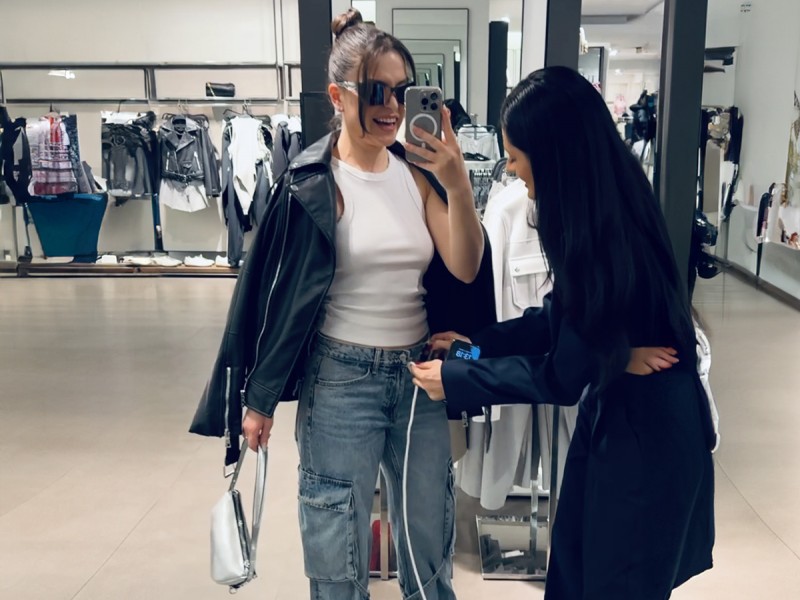 Sesiune de shopping intr-un mall din Bucuresti, cu Andreea Ardelean