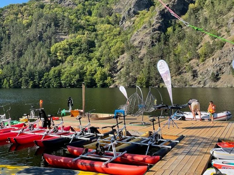 Relaxing with friends in the ciubar on the pontoon of a lake near Cluj