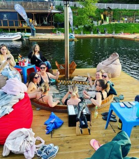 Relaxare cu prietenii in ciubar, pe pontonul unui lac de langa Cluj