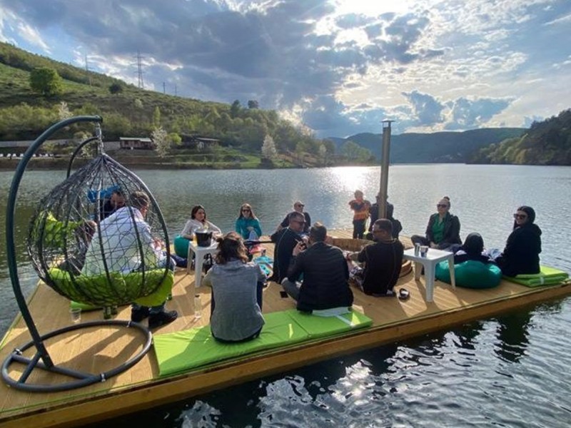 Relaxing with friends in the ciubar on the pontoon of a lake near Cluj
