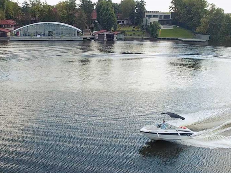 Plimbare cu salupa pe lacul Snagov si o sticla de sampanie, pentru grupuri