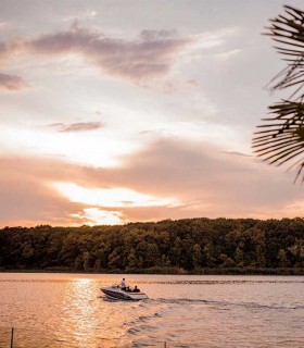 Boat trip on Lake Snagov and a bottle of champagne for groups