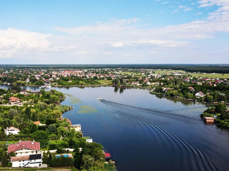 Plimbare cu salupa si sampanie, pe Lacul Snagov