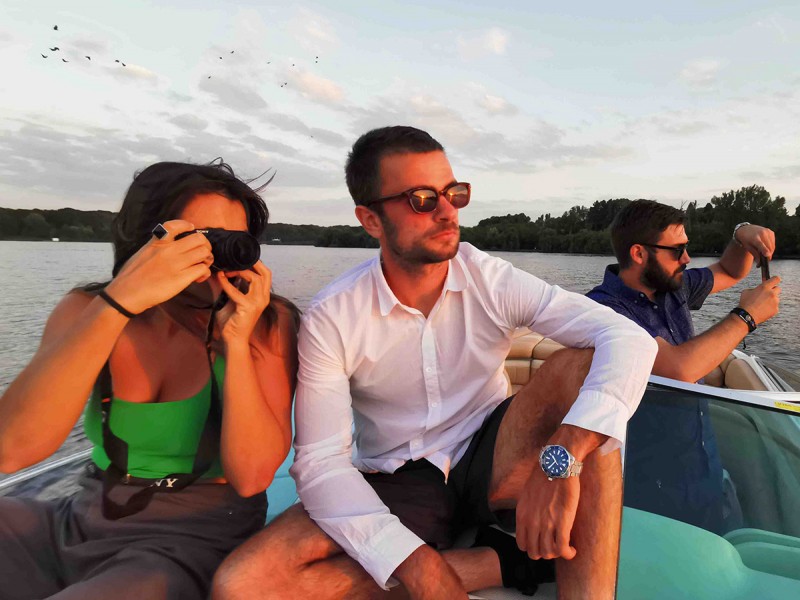Plimbare cu salupa si sampanie, pe Lacul Snagov