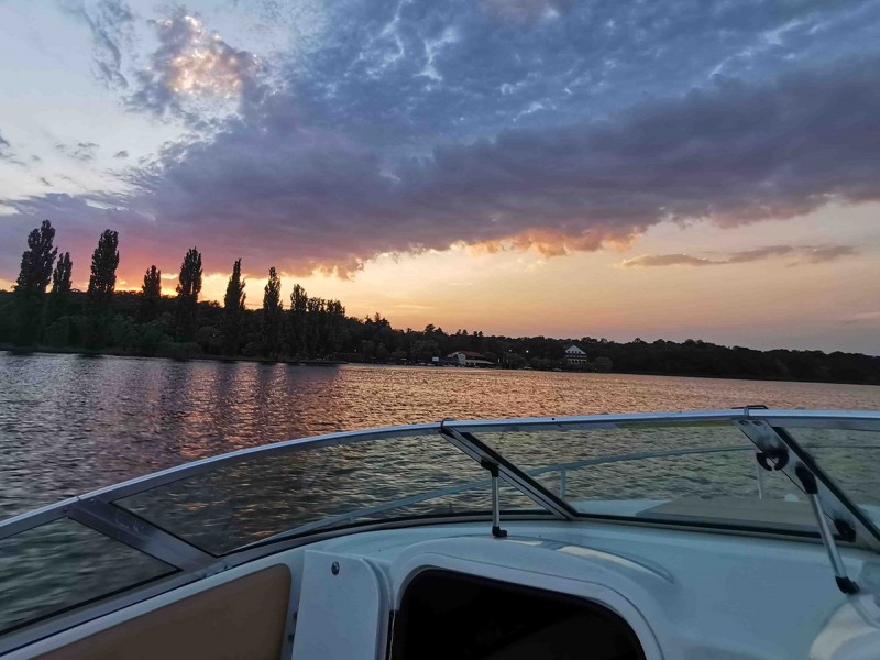 Plimbare cu salupa si sampanie, pe Lacul Snagov