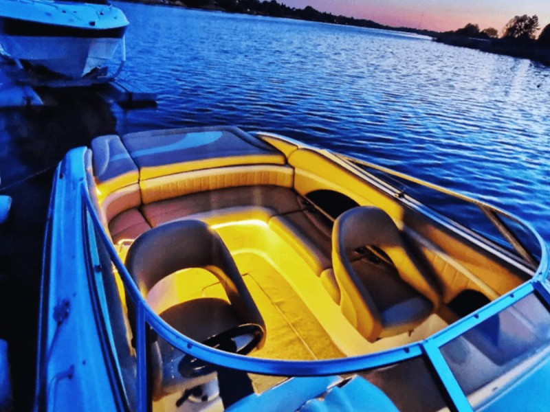 Plimbare cu salupa si sampanie, pe Lacul Snagov