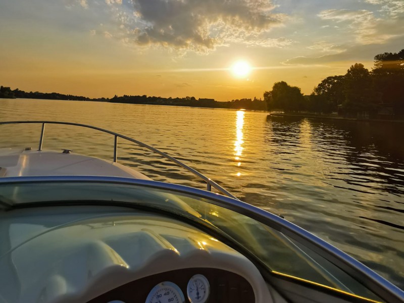 Plimbare cu salupa si sampanie, pe Lacul Snagov