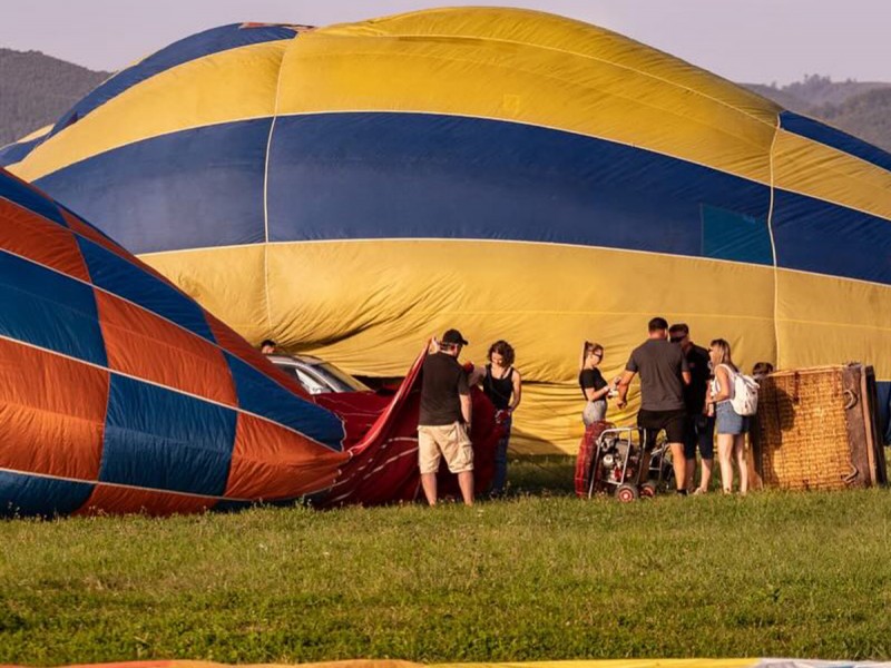 Zbor ancorat cu balonul cu aer cald pentru grupuri, la nunti, botezuri sau evenimente corporate
