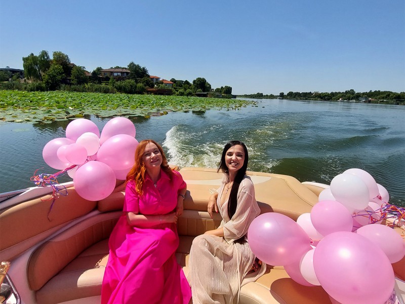 Plimbare cu salupa si sampanie, pe Lacul Snagov