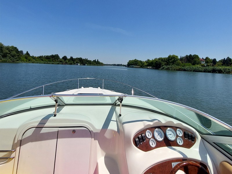 Plimbare cu salupa si sampanie, pe Lacul Snagov