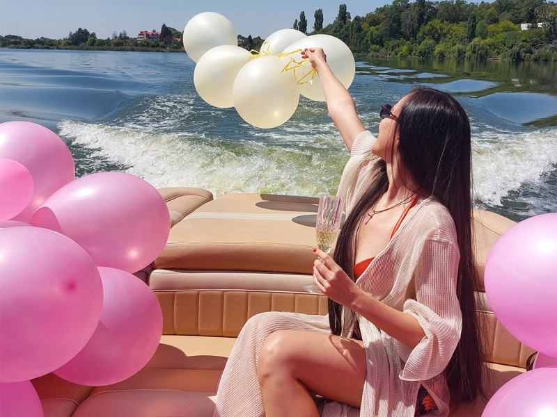 Plimbare cu salupa si sampanie, pe Lacul Snagov