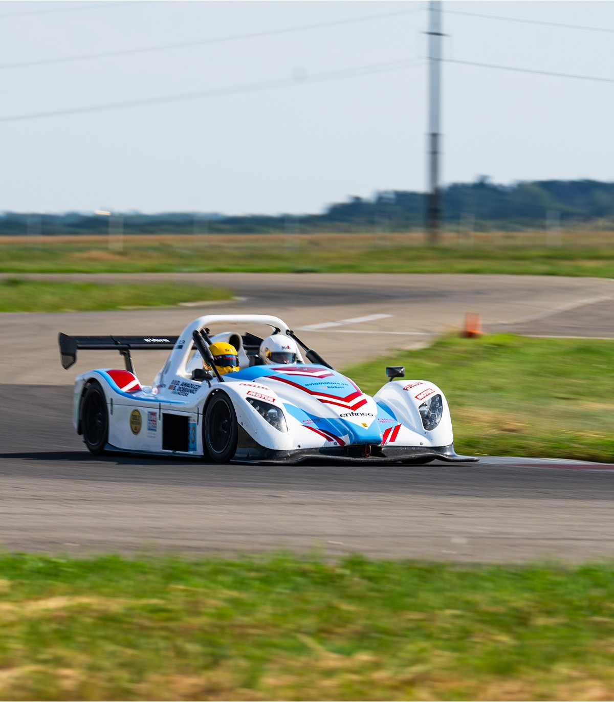 IVE RADICAL ENSEMBLE of 15th ANNIVERSAR… Aventura suprema: 5 tururi explozive cu Radical SR3 XX
