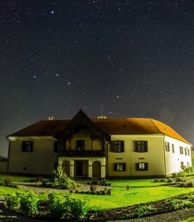 Luxury castle vacation with breakfast and SPA access for couples