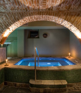 Luxury castle vacation with breakfast and SPA access for couples
