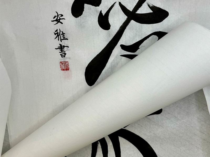 Numele tau adaptat in chineza si pictat pe hartie traditionala de orez