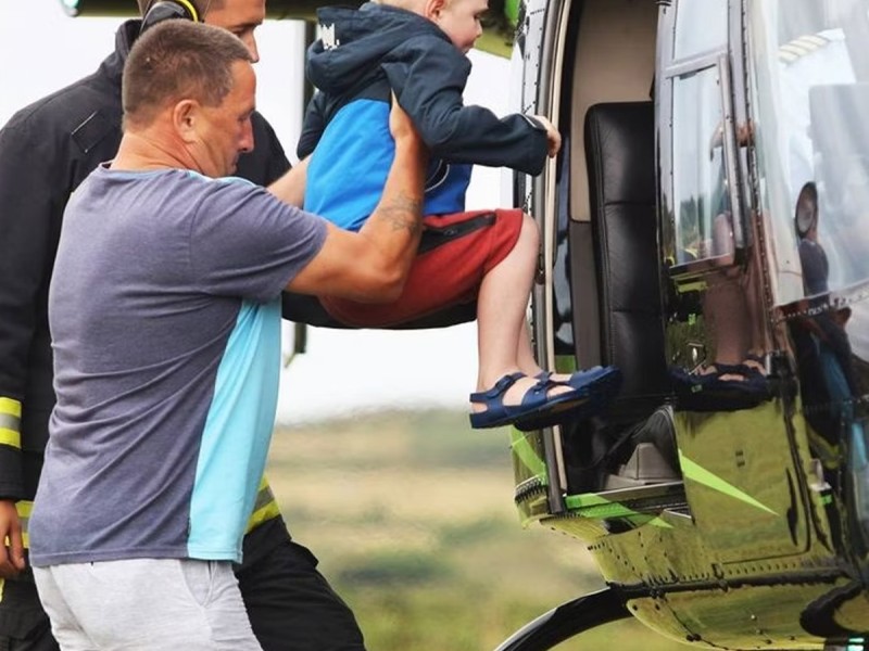 Fly with a Buzz helicopter and a souvenir photo for 2 people to 53 locations of your choice in the UK