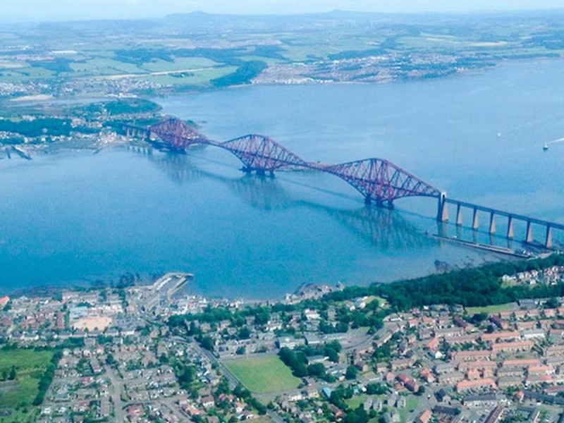 Zbor cu elicopterul deasupra unui oras istoric, pentru 2 persoane, in 28 de locatii, la alegere, din UK